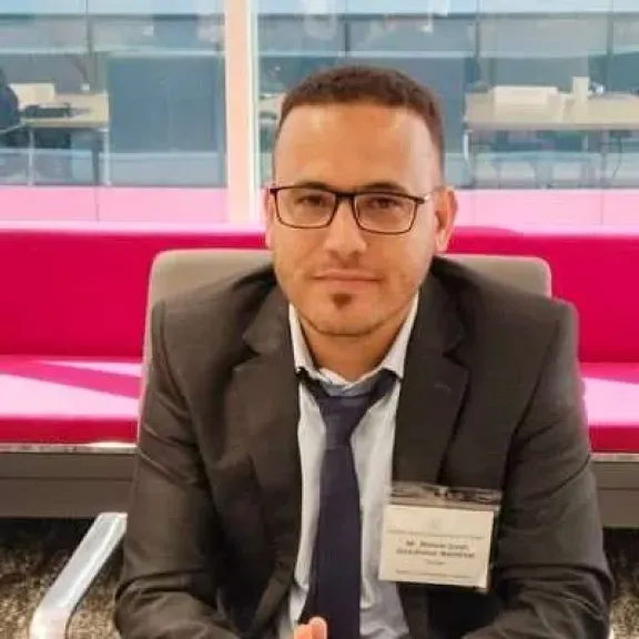 خبير اقتصادي يحذّر من ”شلل مؤسسي” يعمّق الانكماش في الاقتصاد اليمني